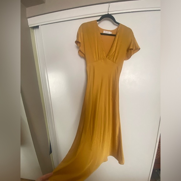 ALL IN FAVOR MIDI DRESS NWOT Gold Satin Jacquard Flutter Sleeve - Picture 5 of 6